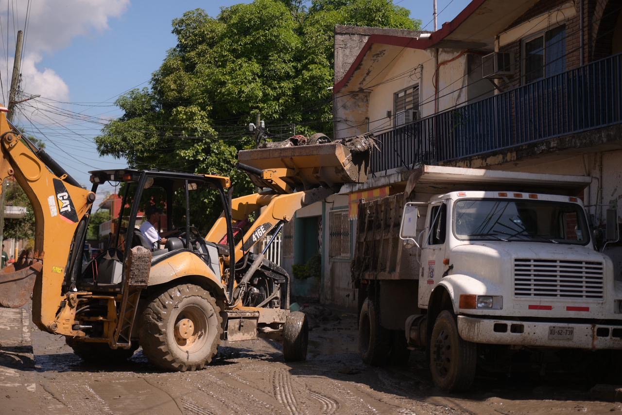 Nos animan y hacen sentir que no estamos solos: vecinos de Álamo destacan labores de limpieza