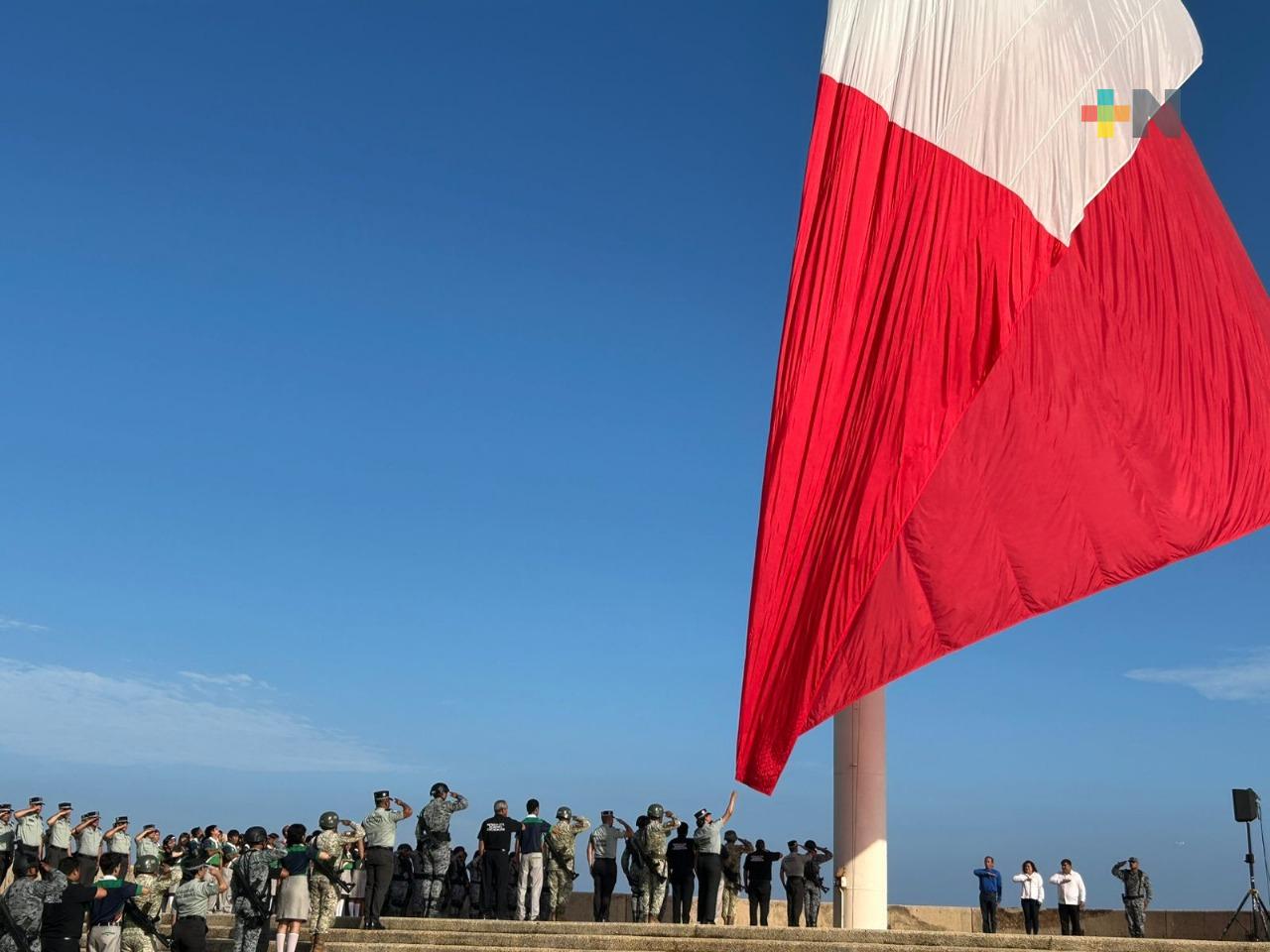 Realizan honores a la bandera en el malecón costero de Coatzacoalcos