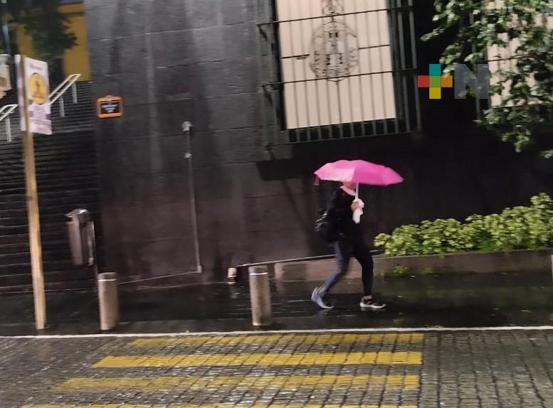 Lluvias aisladas y ligeras especialmente en regiones montañosas del estado de Veracruz