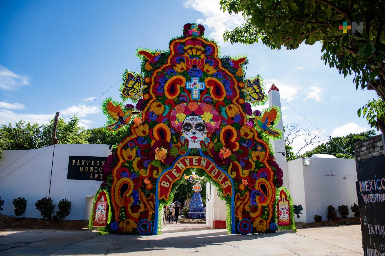 Adornan panteones de Coatzacoalcos