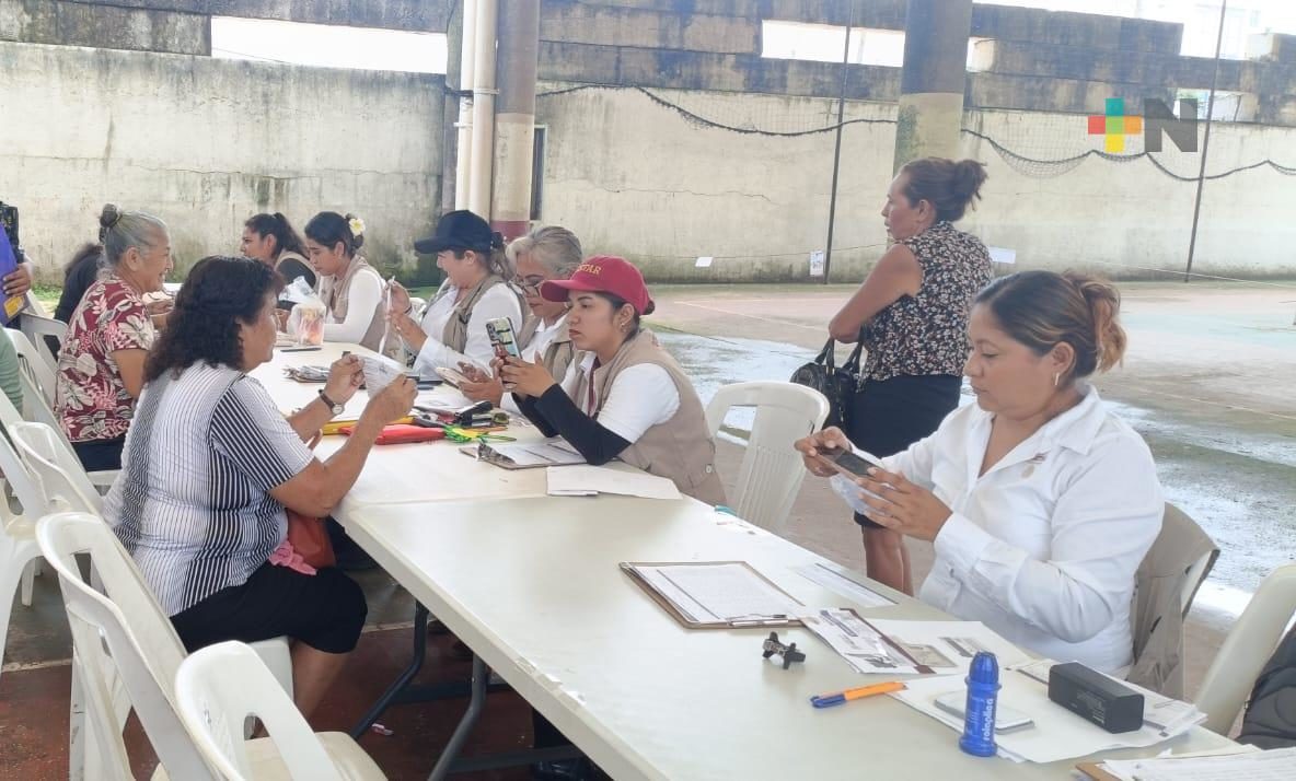 En Coatzacoalcos entregan más de cinco mil tarjetas de Pensión Mujeres Bienestar