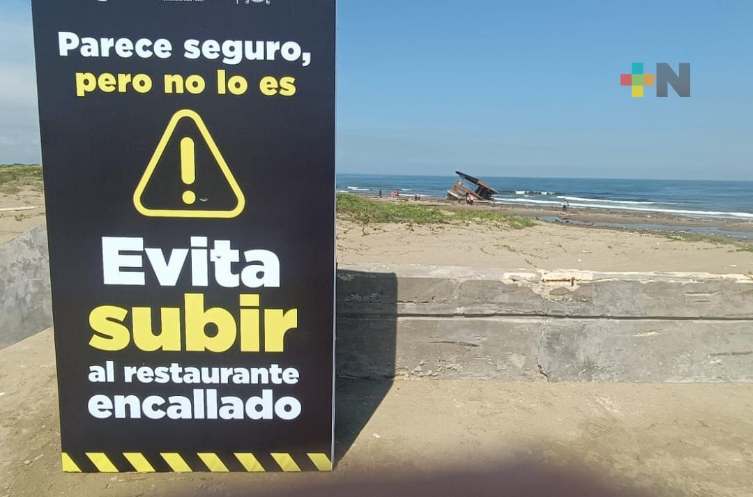 Comienzan a desmontar restaurante “El Atracadero” en playa de Coatzacoalcos