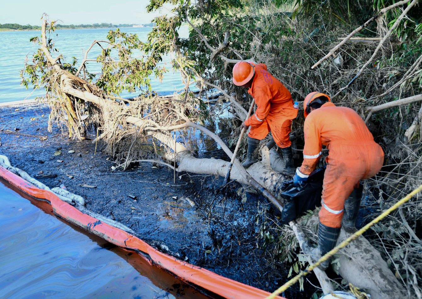Pemex continúa con labores de limpieza en río Pantepec