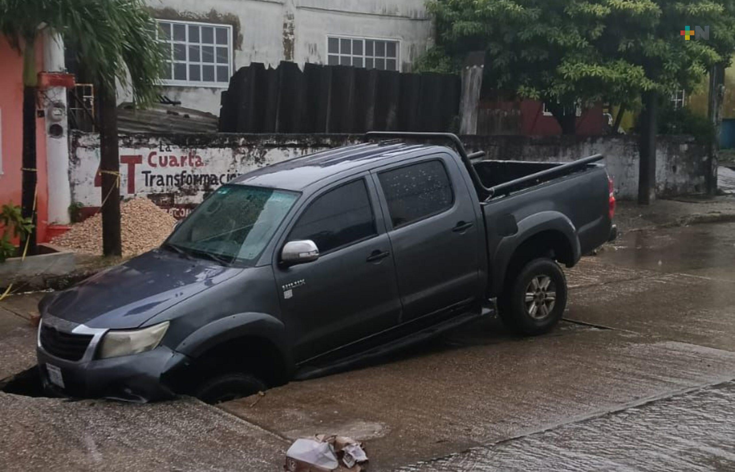 Vehículos varados y socavones tras fuertes lluvias registradas en Coatza