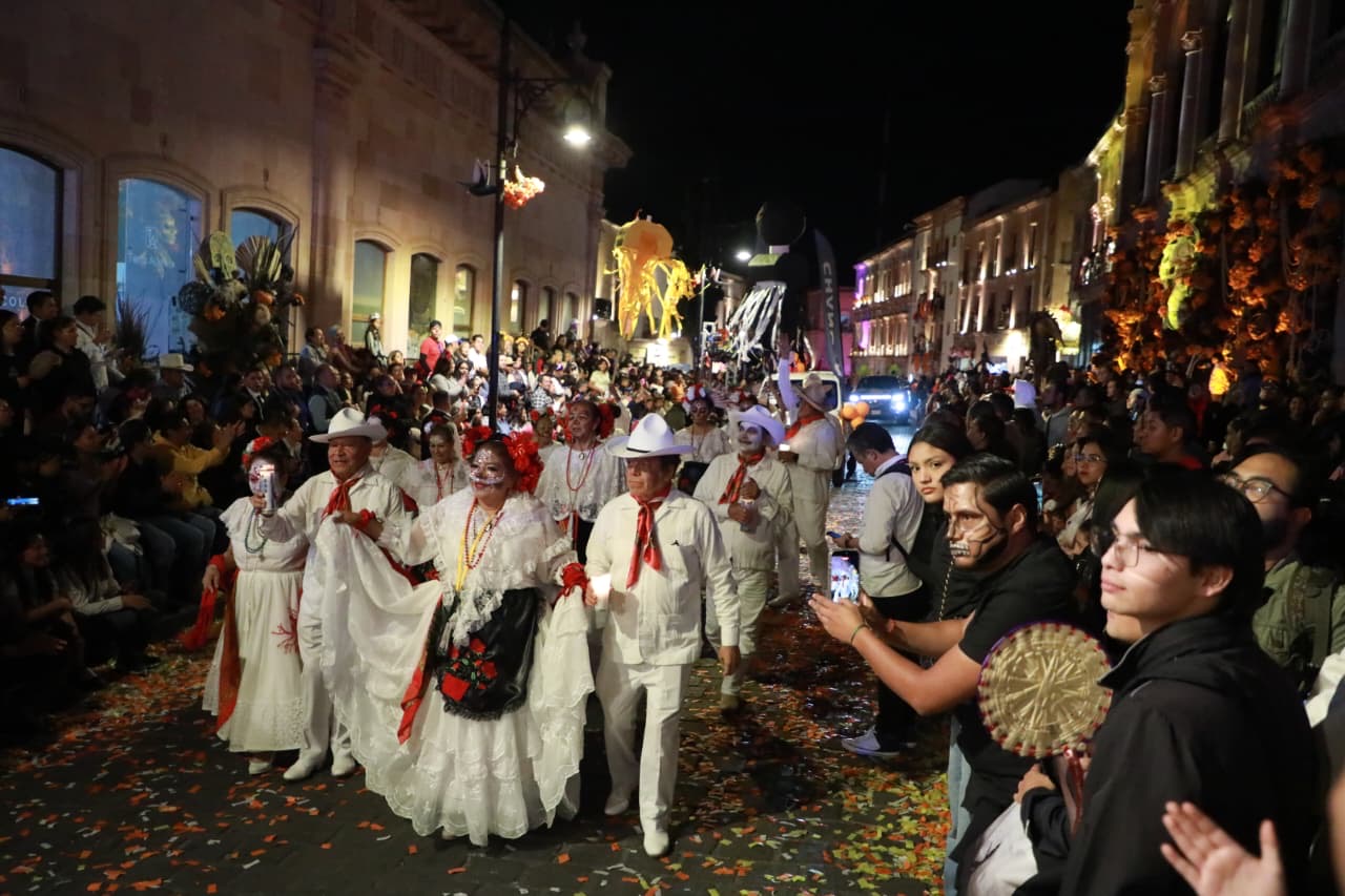 Veracruz y Zacatecas unidos por amor a las tradiciones en el Gran Desfile de Día de Muertos