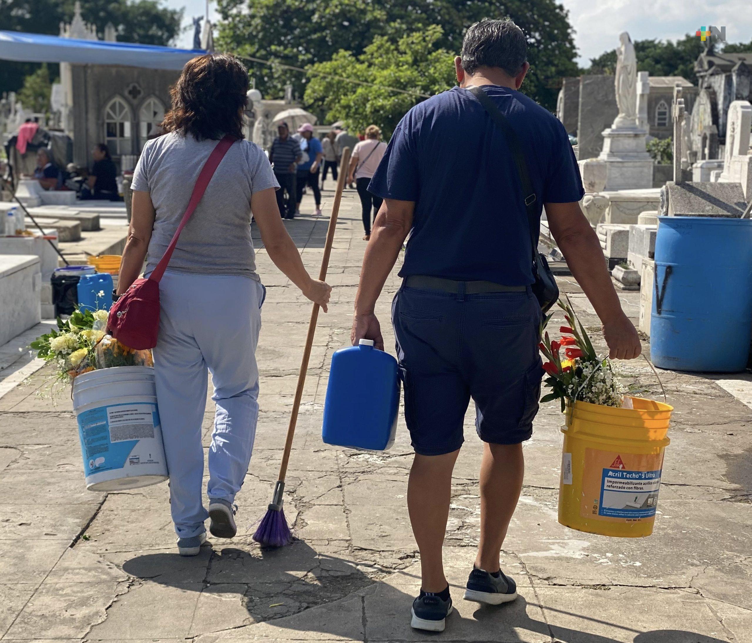 Visitantes acuden desde temprano a los cementerios de Veracruz