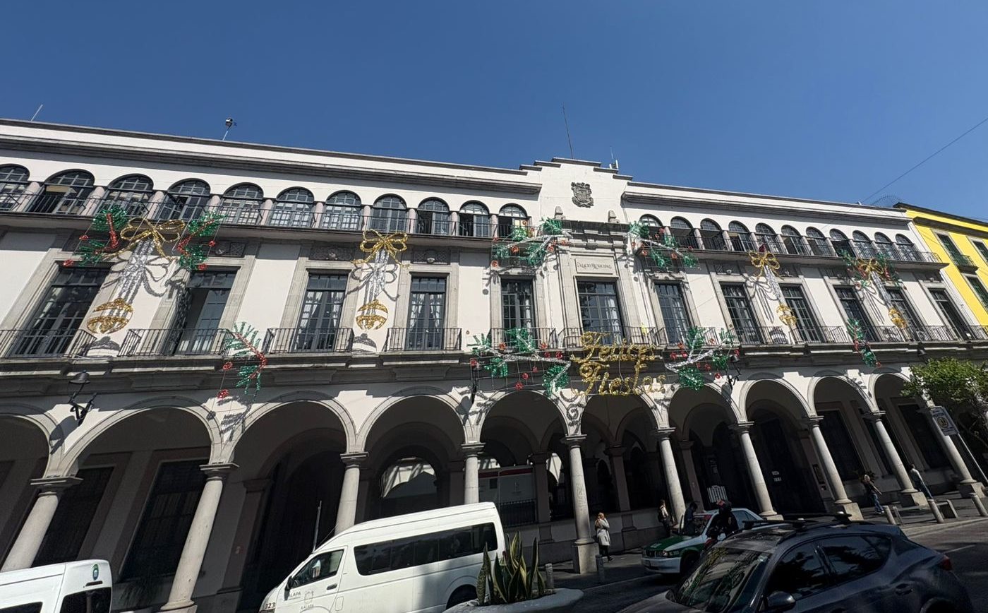 Instalan adornos navideños en Xalapa