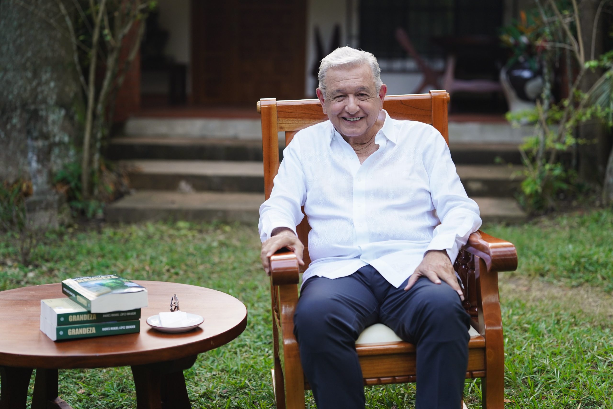 Reaparece AMLO para presentar su libro “Grandeza”