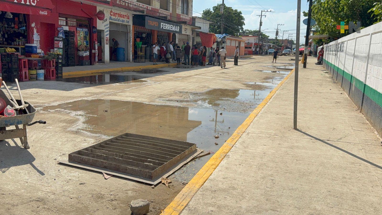 Autoridades supervisan repavimentación en calle de Coatzacoalcos