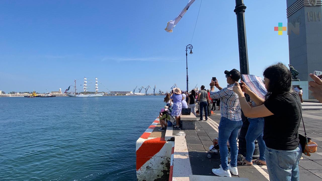 Familias despiden al Buque Escuela Cuauhtémoc en Veracruz puerto