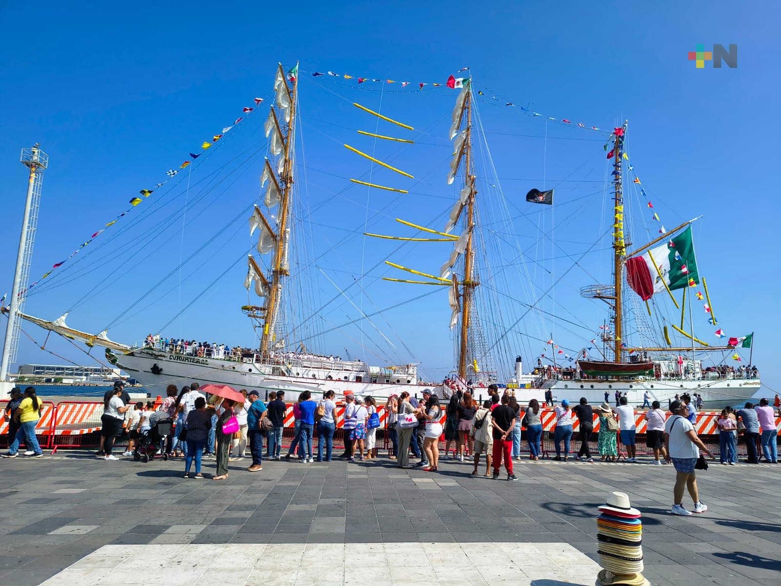 Buque Escuela Cuauhtémoc atrae turistas de otros estados del país