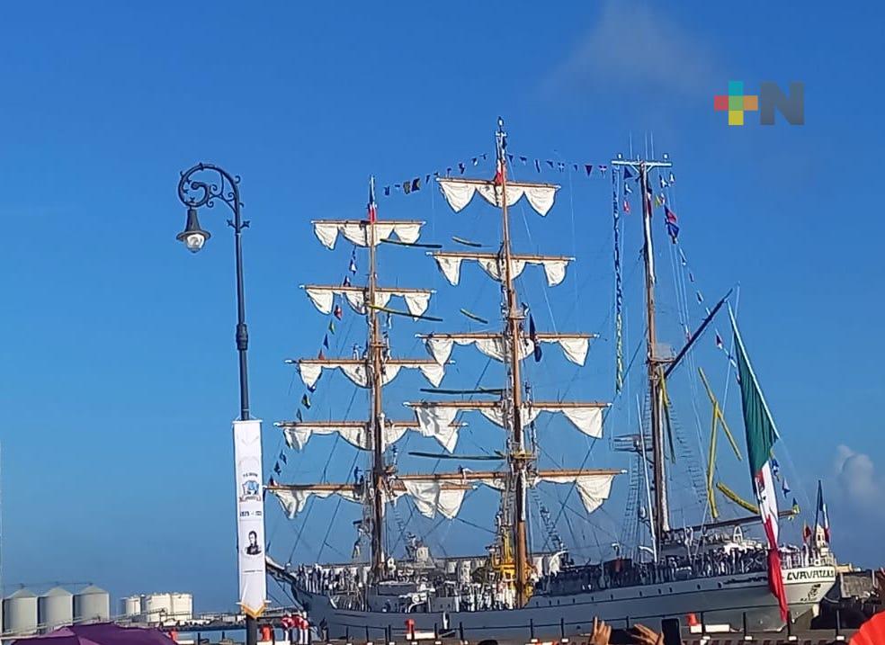 Buque Escuela Cuauhtémoc llega al puerto de Veracruz