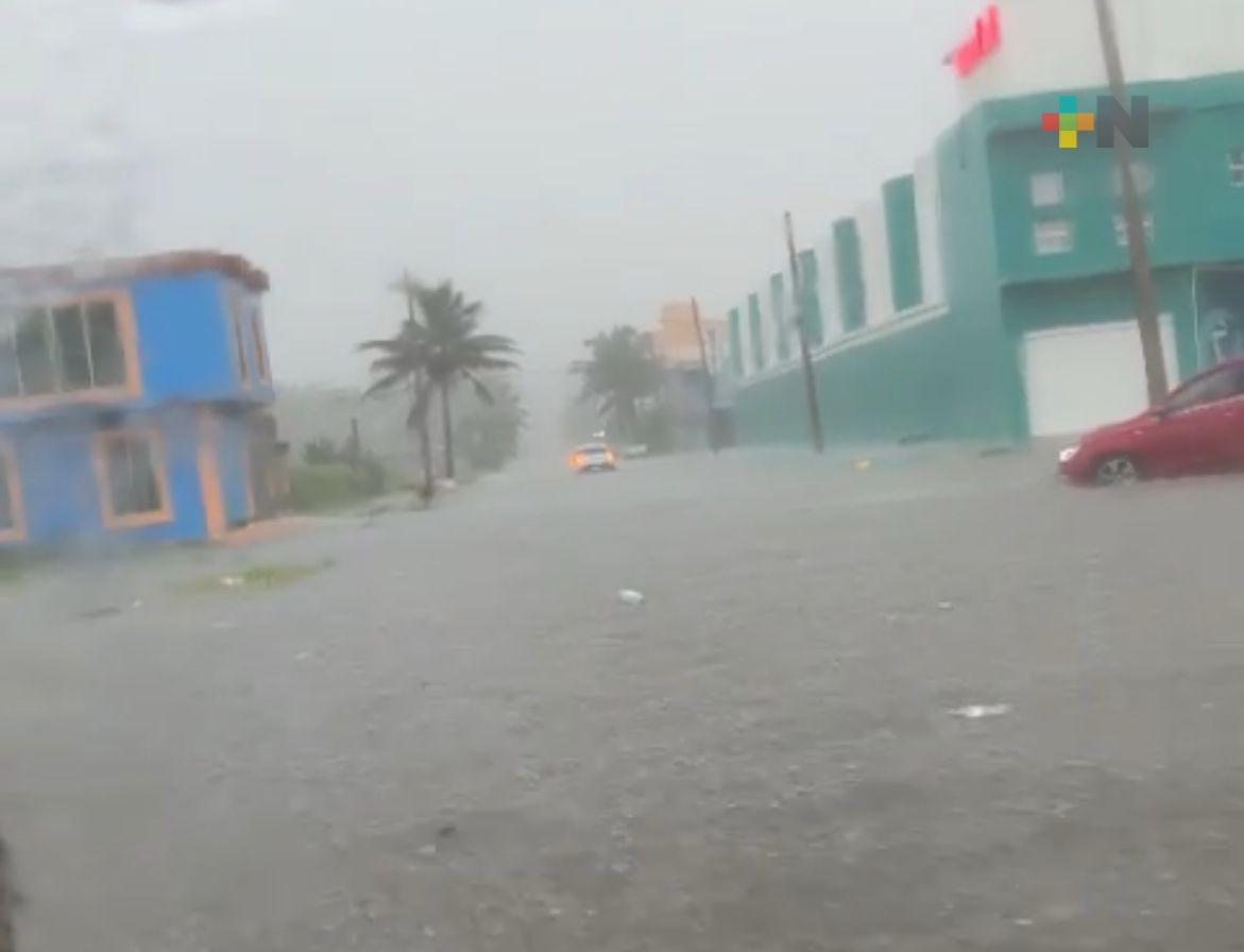 Fuerte lluvia deja calles inundadas en Coatzacoalcos