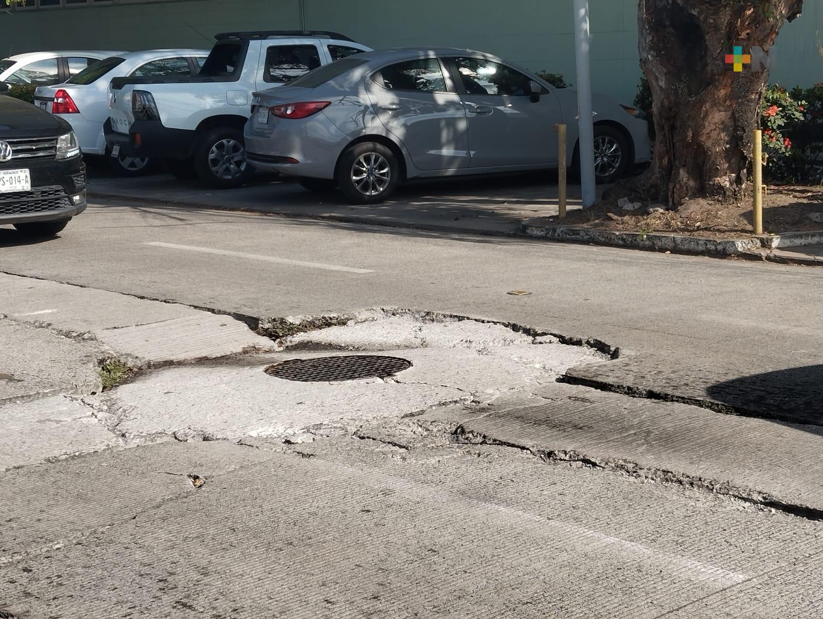 Hundimiento y fracturas en pavimento de avenida en Veracruz puerto