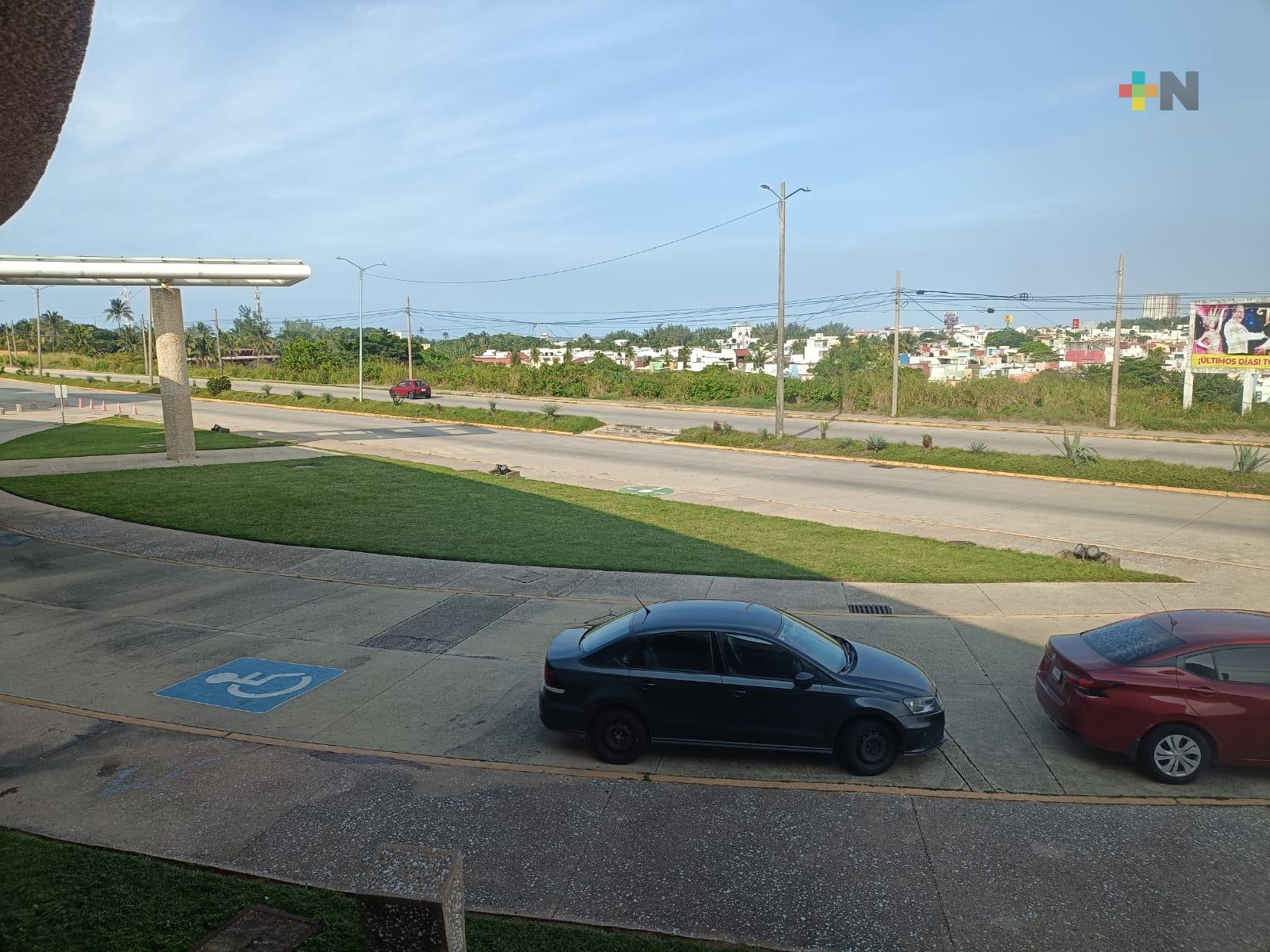 Habitantes de Coatzacoalcos disfrutan de día soleado