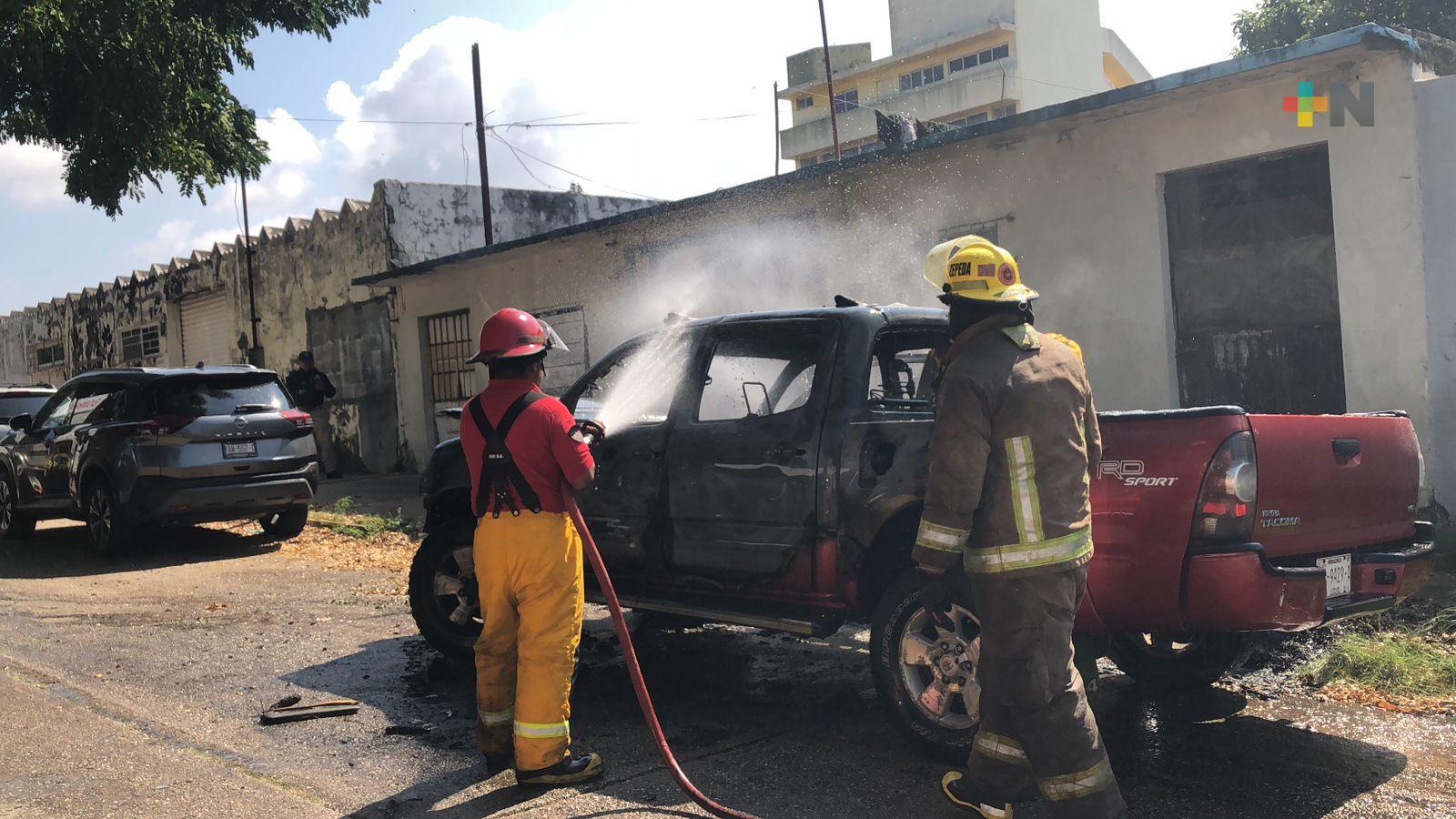 Camioneta se incendia en centro de Coatzacoalcos