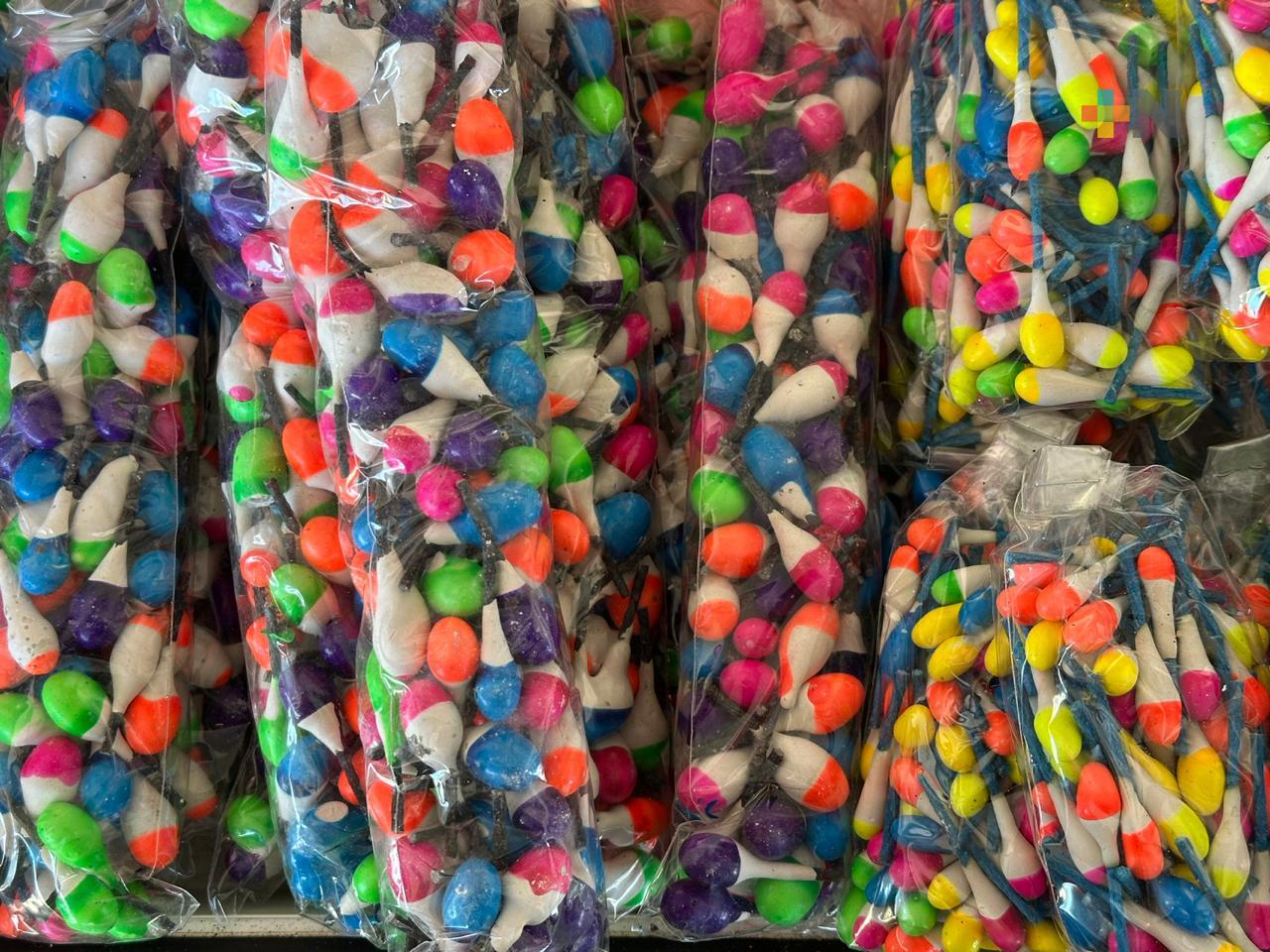 Con medidas de seguridad y permisos, se instalan vendedores de cohetes en Coatza