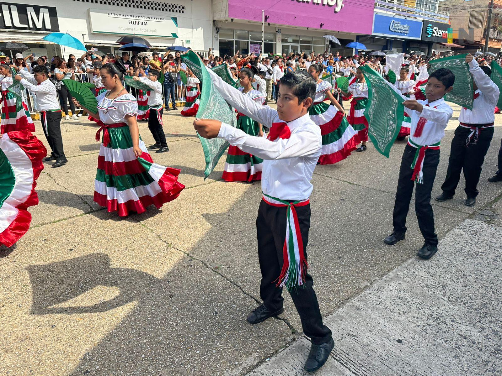 En Coatzacoalcos, estudiantes, docentes y padres de familia participan en desfile