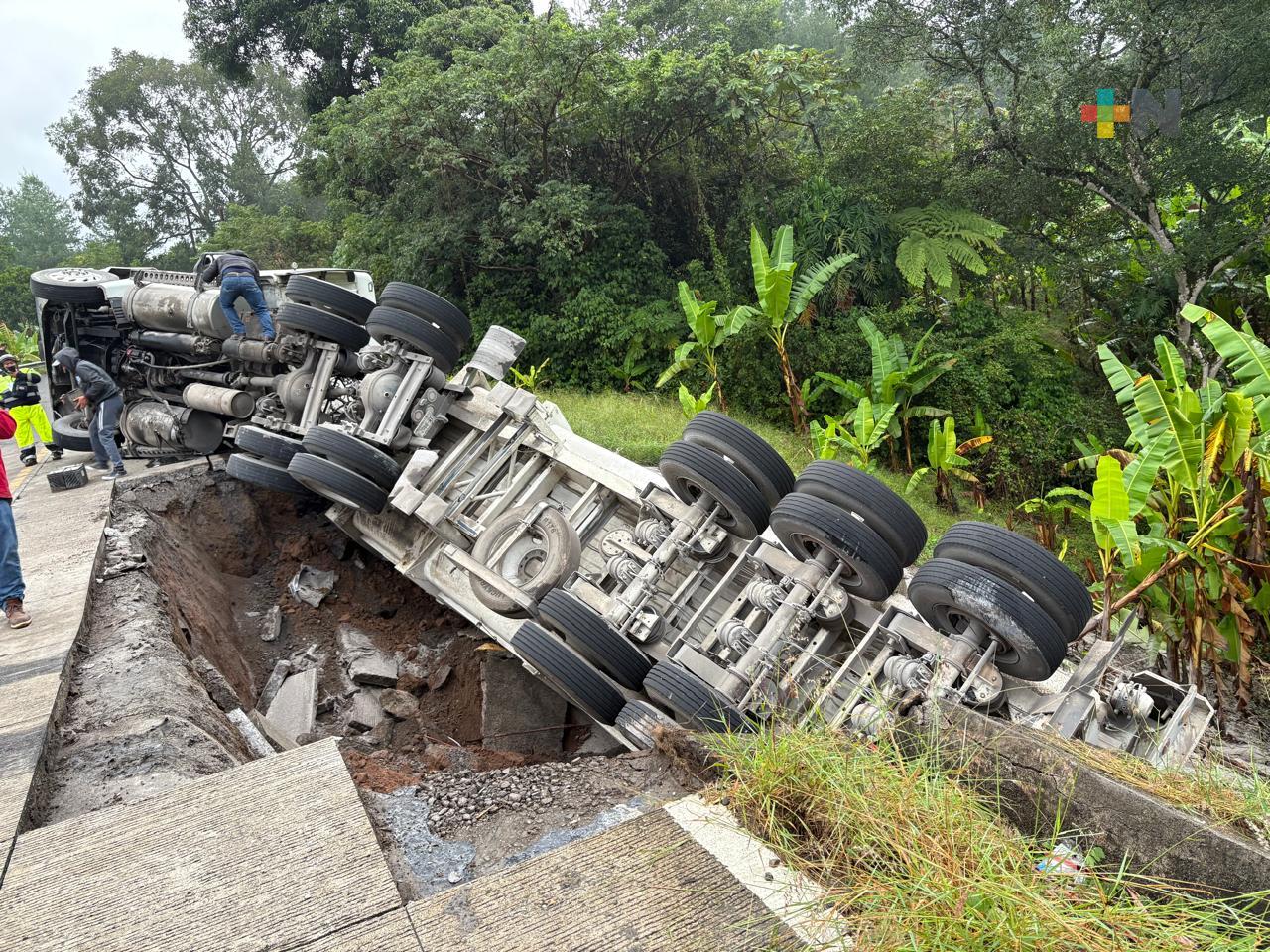 Vuelca tráiler por deslave en carretera Tlapacoyan-Plan de Arroyos