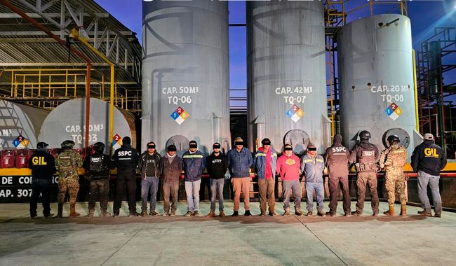 Autoridades federales detienen a ocho hombres y aseguran 250 mil litros de hidrocarburo, en Veracruz