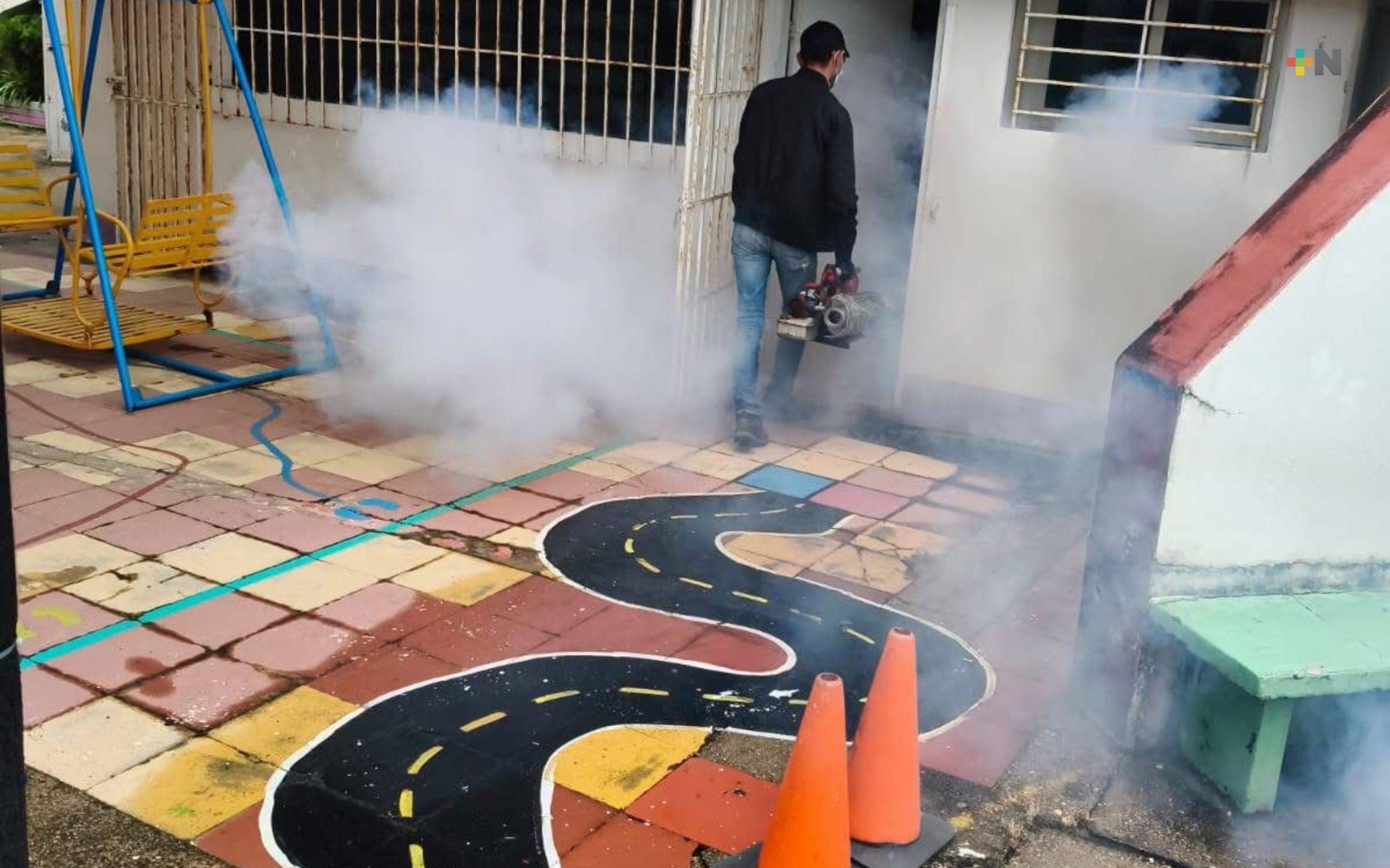 Jornada de fumigación en escuelas de Coatzacoalcos