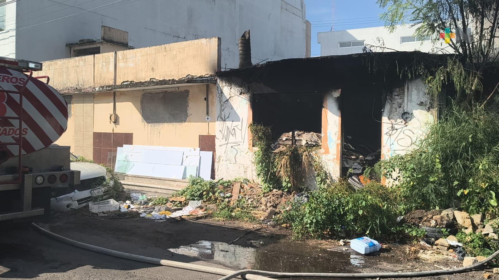 Bomberos Conurbados de Boca del Río sofocan incendio en vivienda abandonada