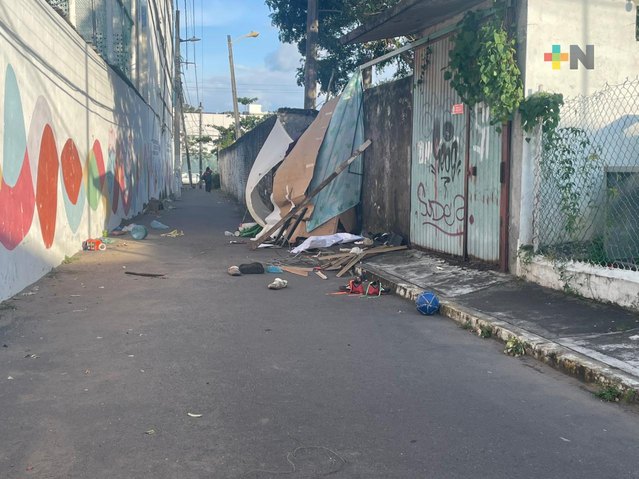 Pareja en situación de calle invade banqueta de callejón en Veracruz puerto