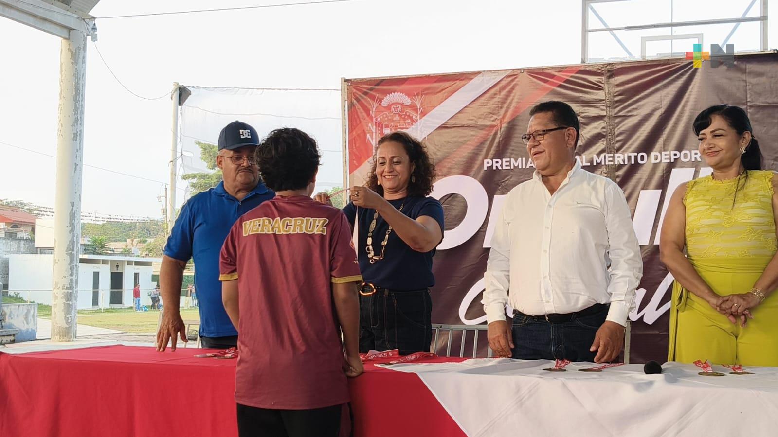 Jóvenes deportistas son reconocidos por su esfuerzo