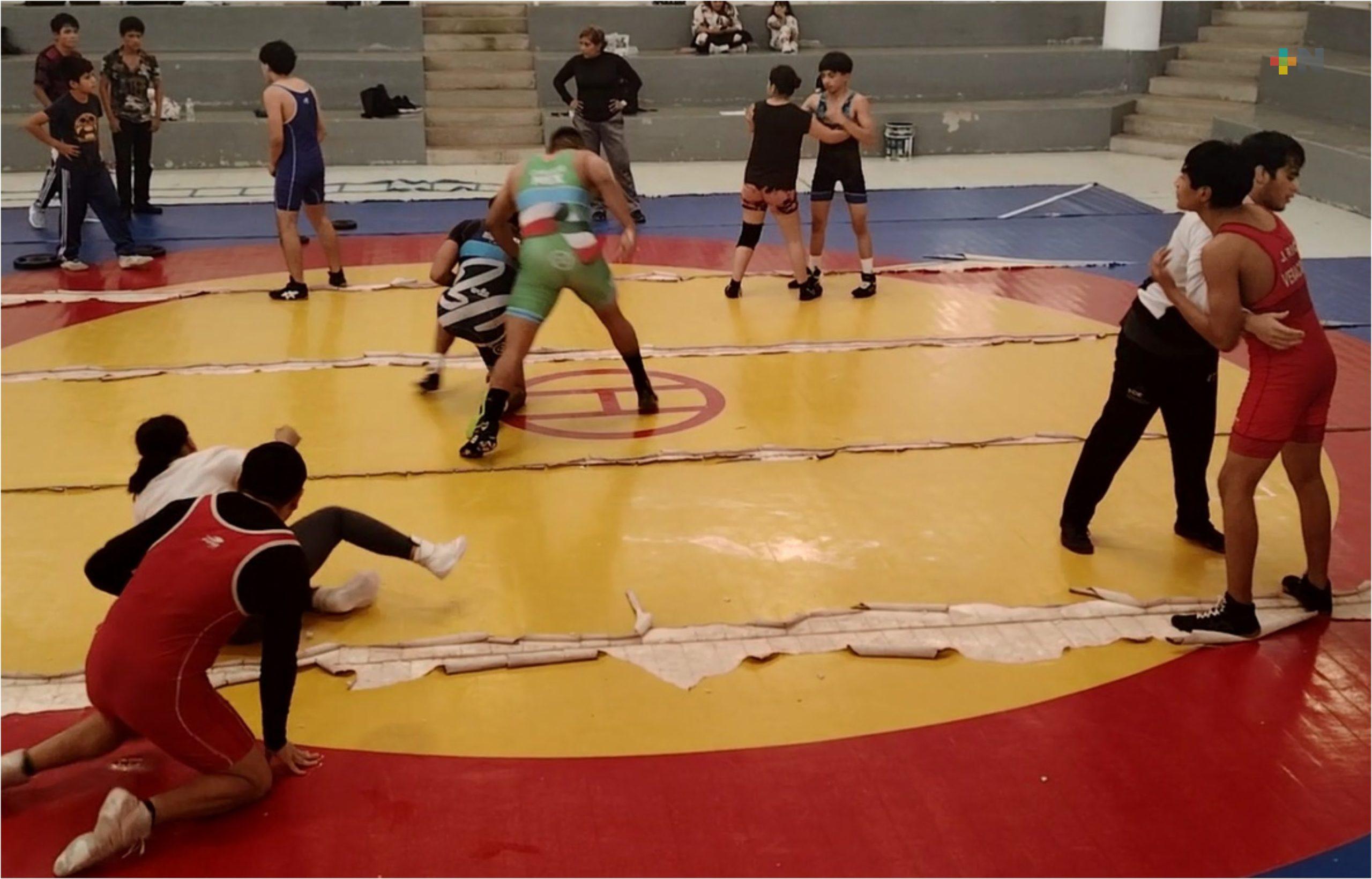Luchadores de Xalapa destacaron en campeonato nacional