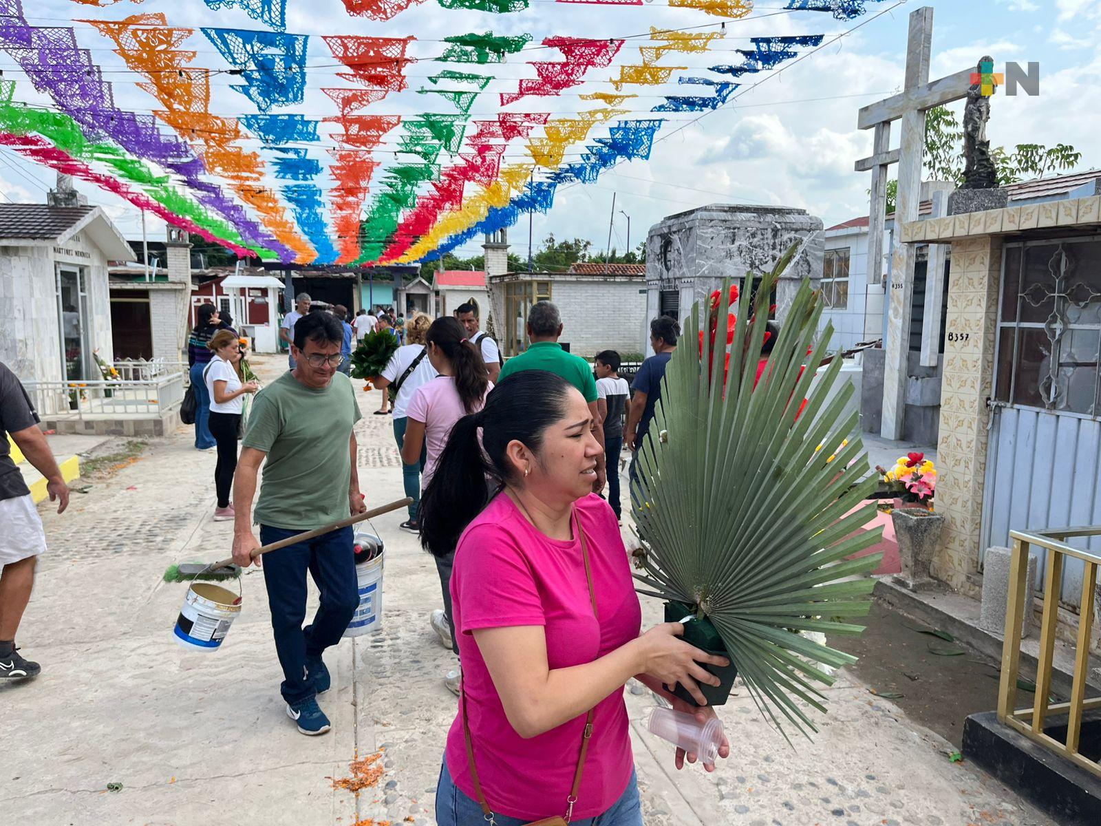 Domingo de mucho movimiento en panteones de Martínez de la Torre