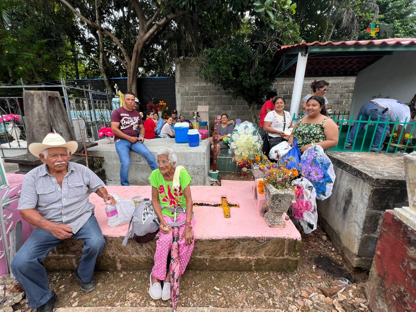 Tradición y unión familiar perduran en festividades de Todos Santos