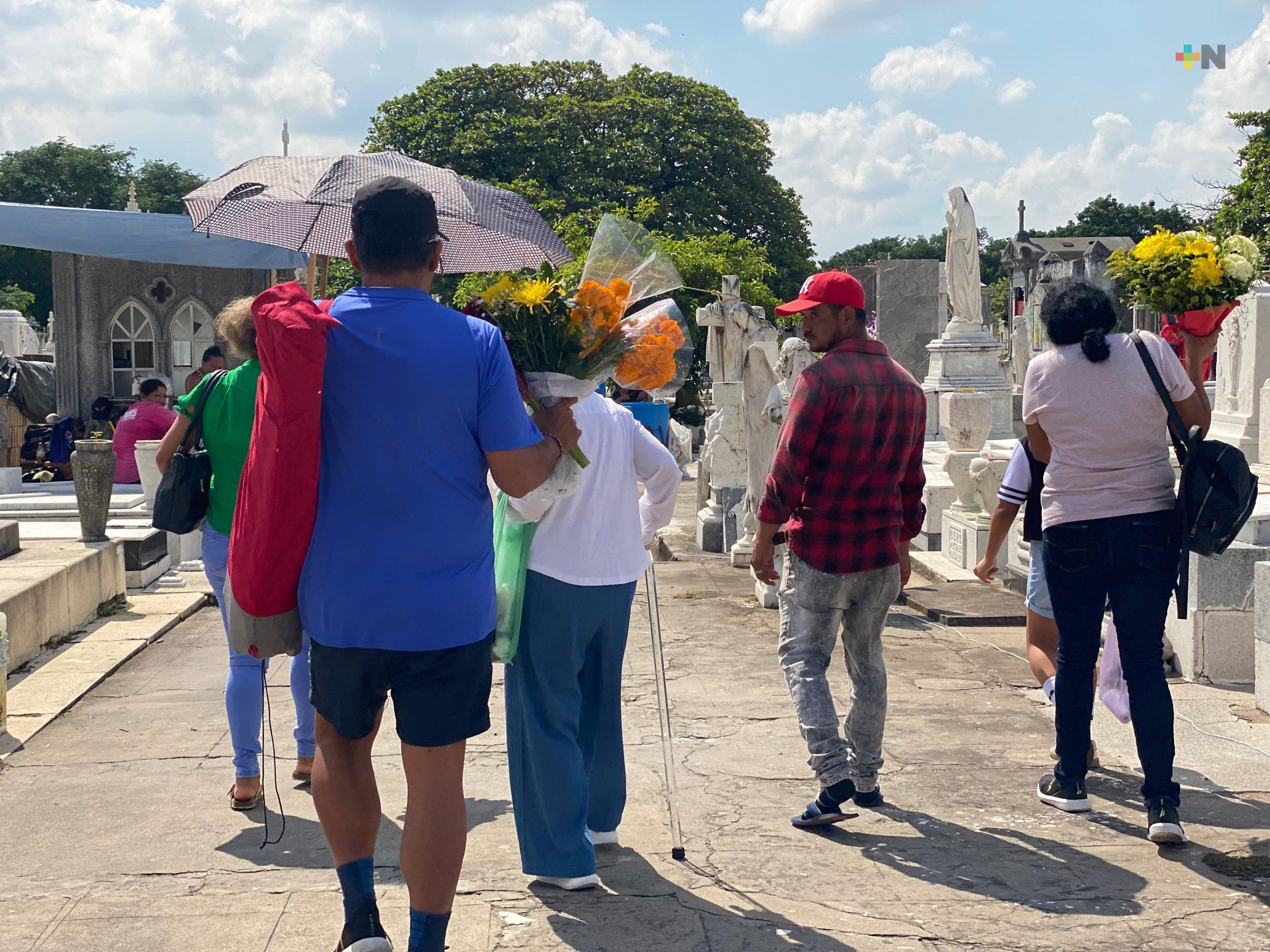 Panteones de Veracruz puerto registran actividad constante