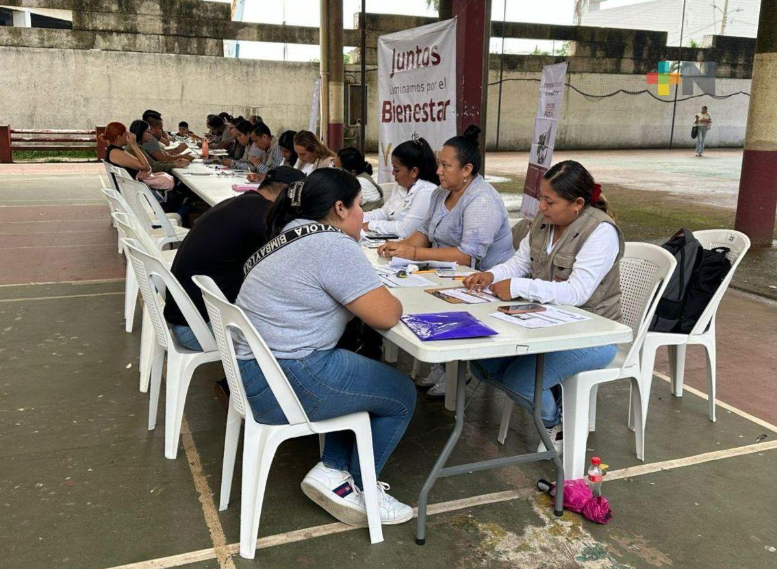 Mujeres de más de 60 años reciben pensión Bienestar en Coatzacoalcos