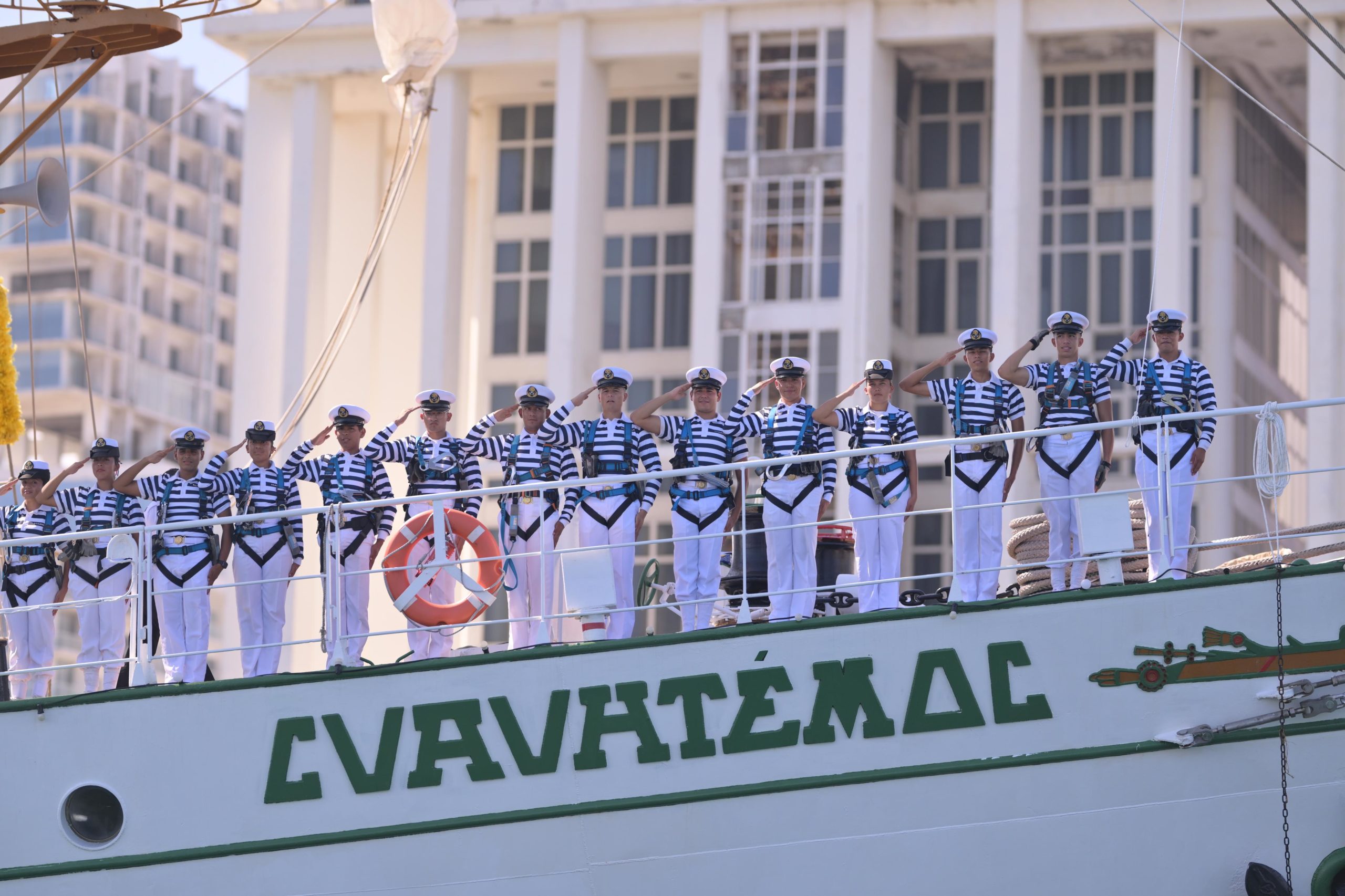 Presidenta y Gobernadora reciben al Cuauhtémoc y honran a cadetes fallecidos