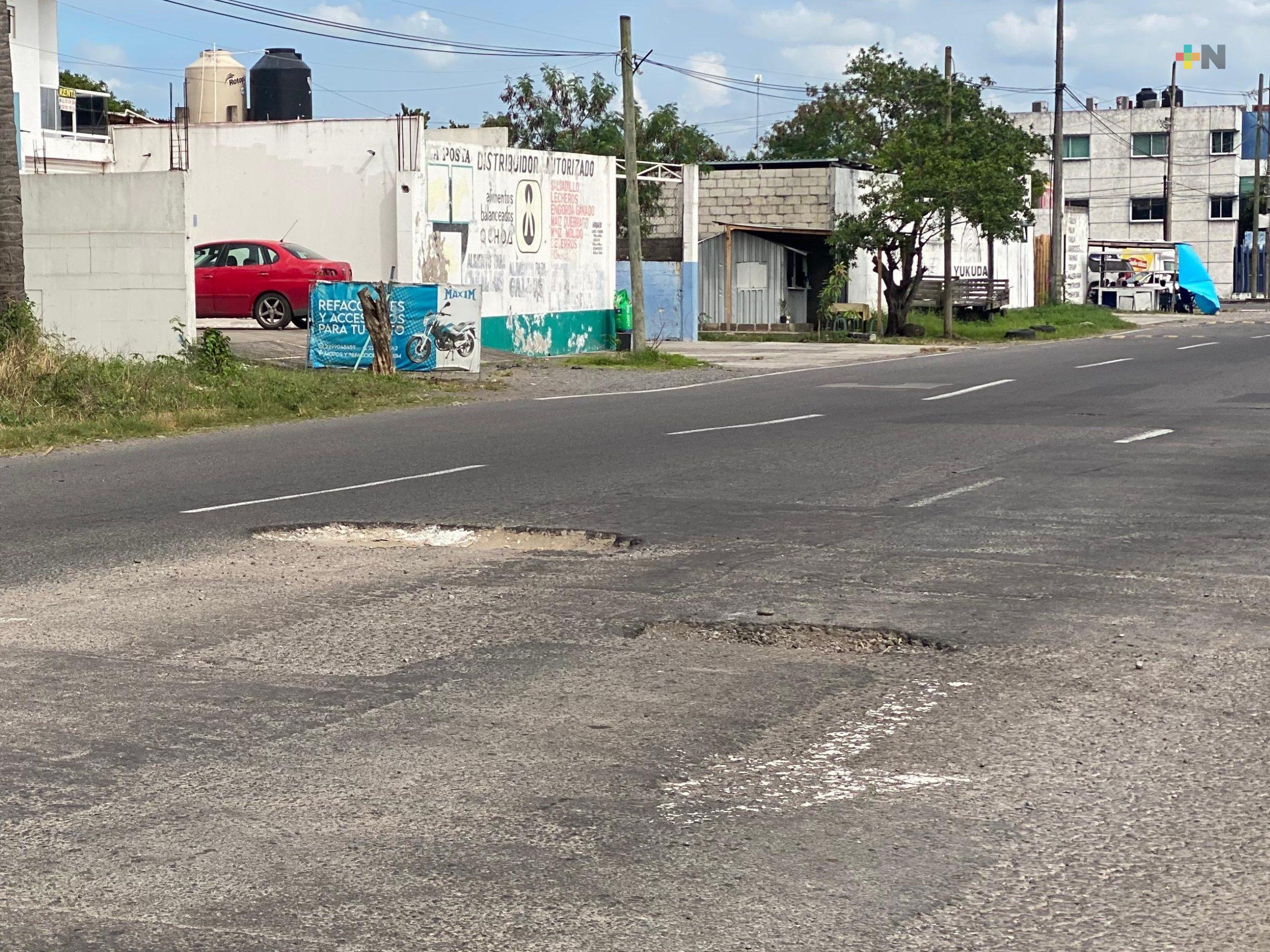Reportan baches y desperfectos en carretera Veracruz-Medellín de Bravo