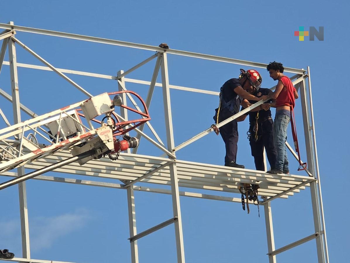Rescatan bomberos a sujeto que se subió a un espectacular; es el mismo que trepó la Torre Pemex