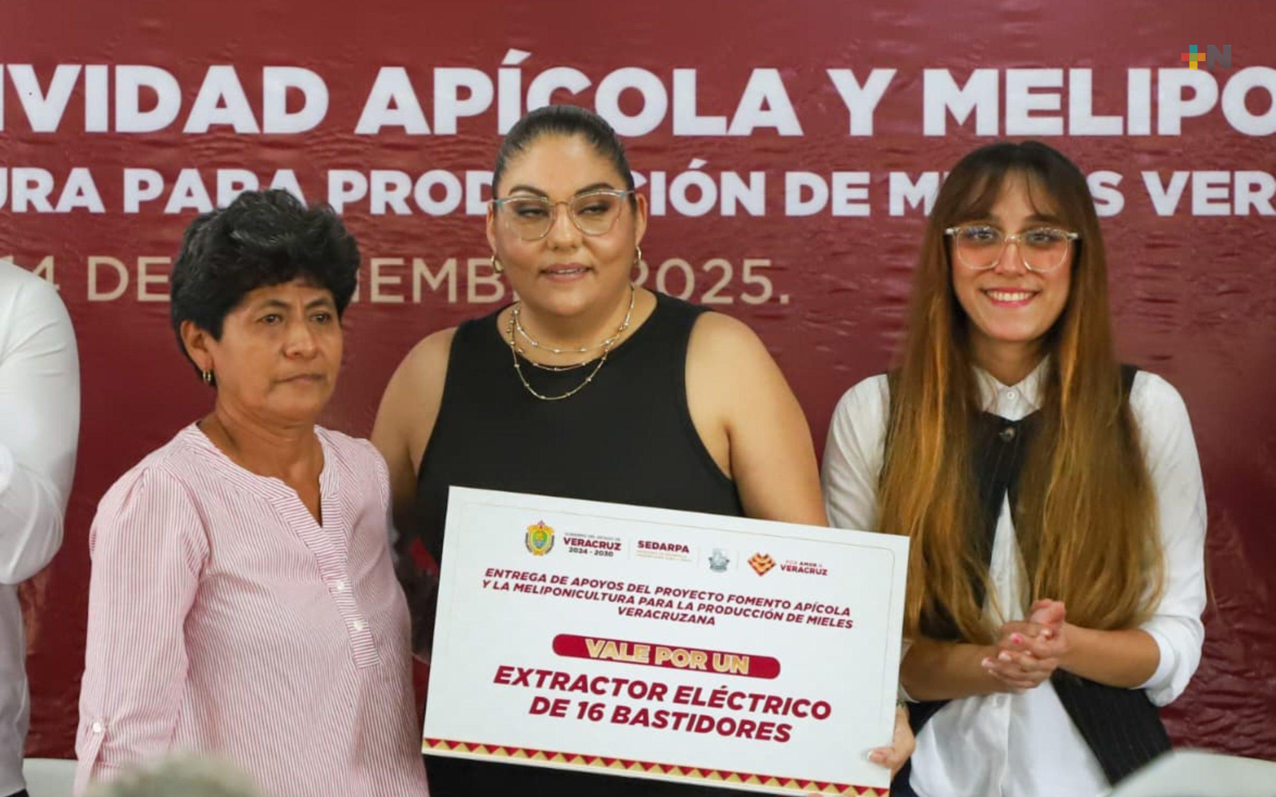 Sedarpa entrega apoyos a productores apícolas y meliponicultores en Tuxpan
