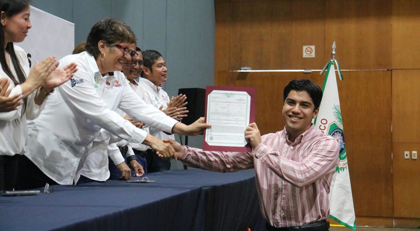 Entregan 400 títulos electrónicos a egresados del ITESCO