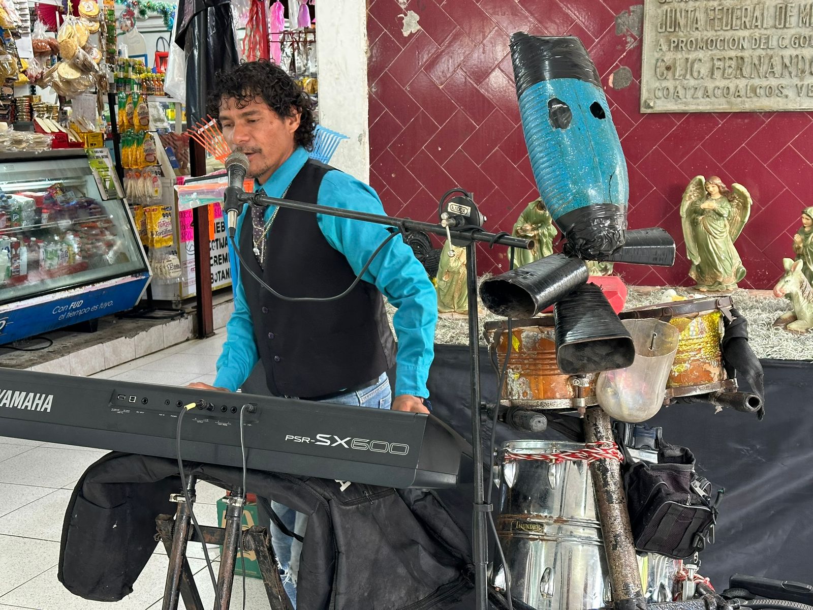 Tecladista recorre mercados en el sur de Veracruz
