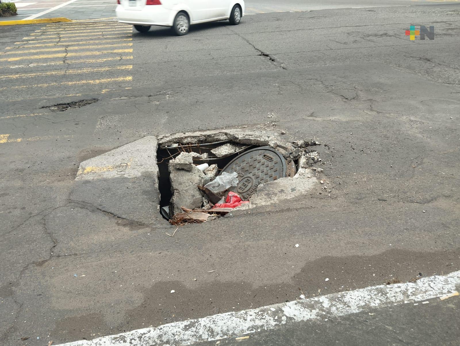 Tapa de registro dañada significa riesgo para automovilistas y peatones