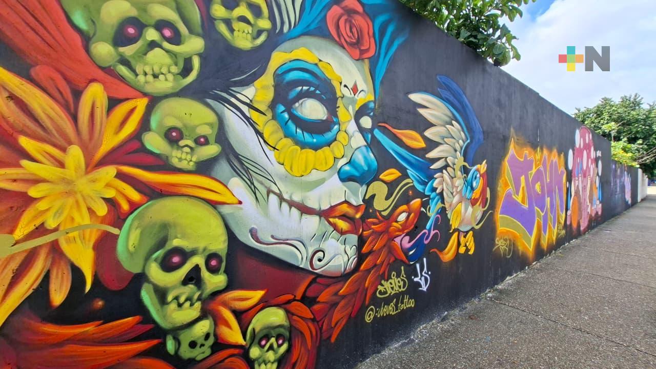 Artistas de Coatza tomaron como lienzo barda del panteón municipal