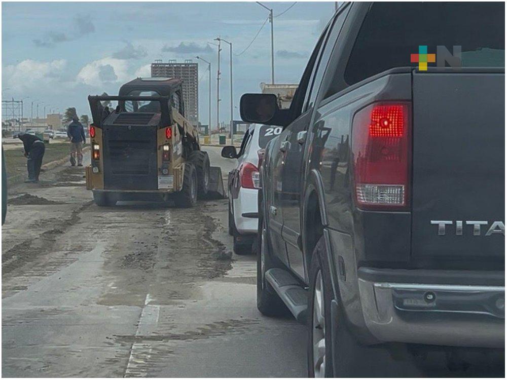 Recogen palotada y basura traída por frente frío a Coatzacoalcos; siguen lluvias