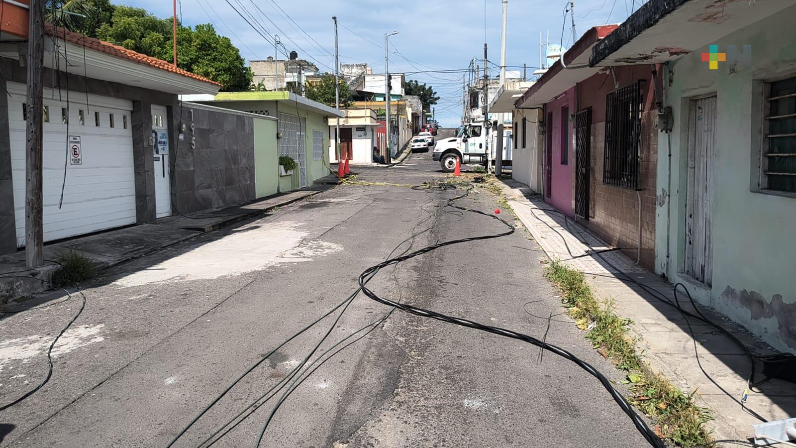 Caída de poste de CFE deja sin luz a colonia 21 de Abril de Veracruz puerto