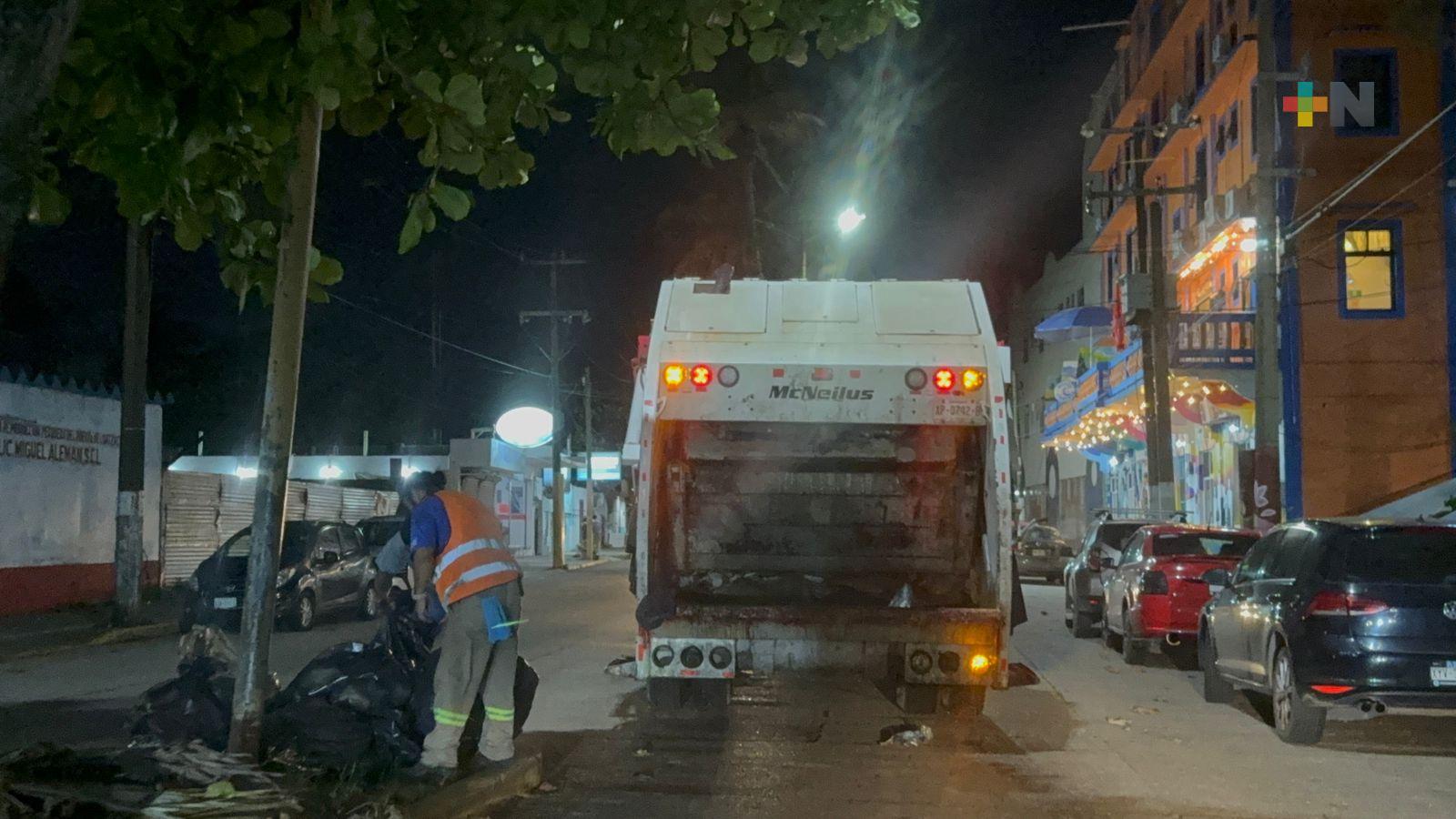 Comercios del malecón ribereño de Coatzacoalcos incumplen normas y dejan desechos en vía pública