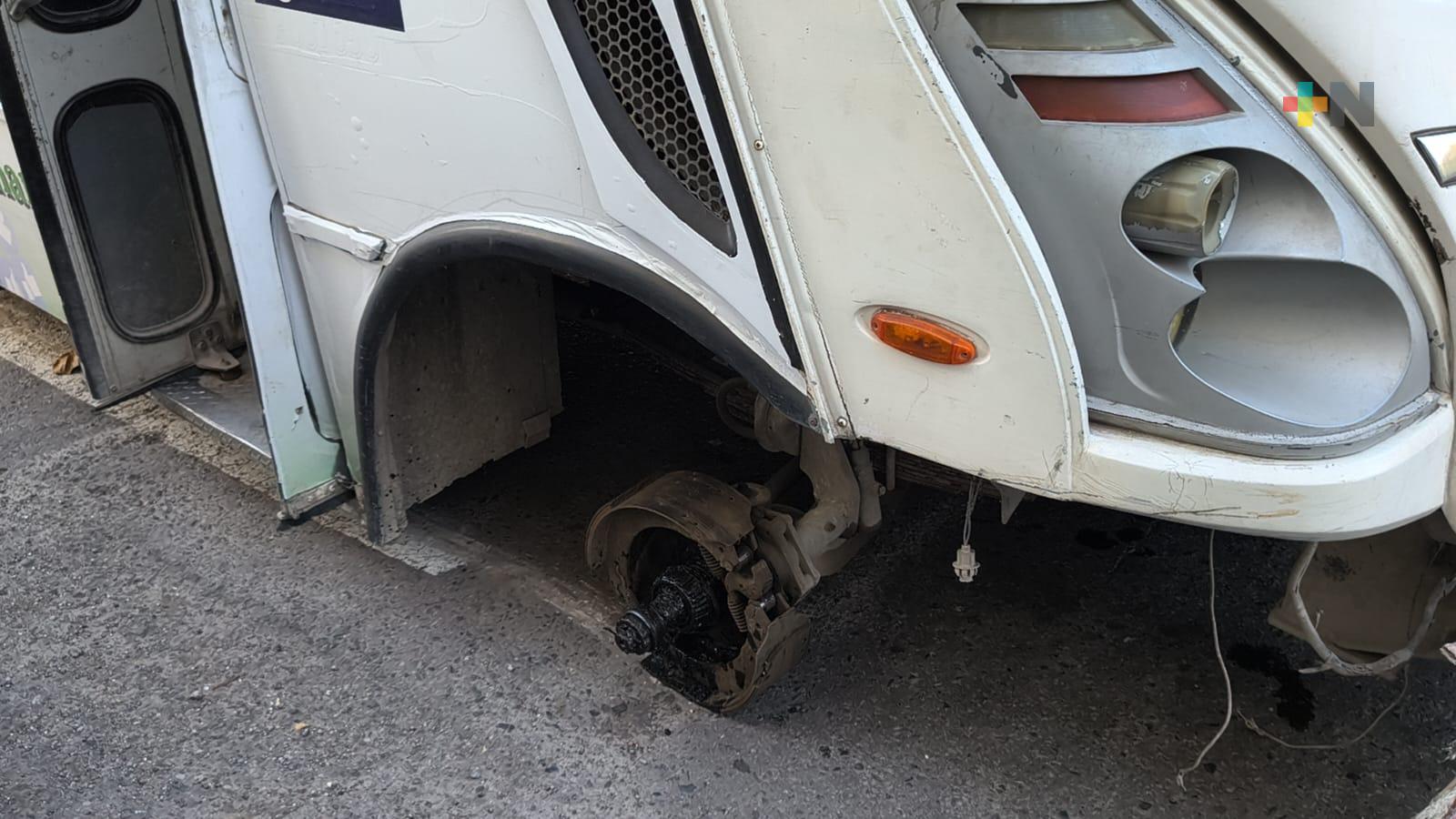 Falla mecánica de camión provoca daños a negocio en el centro de Veracruz