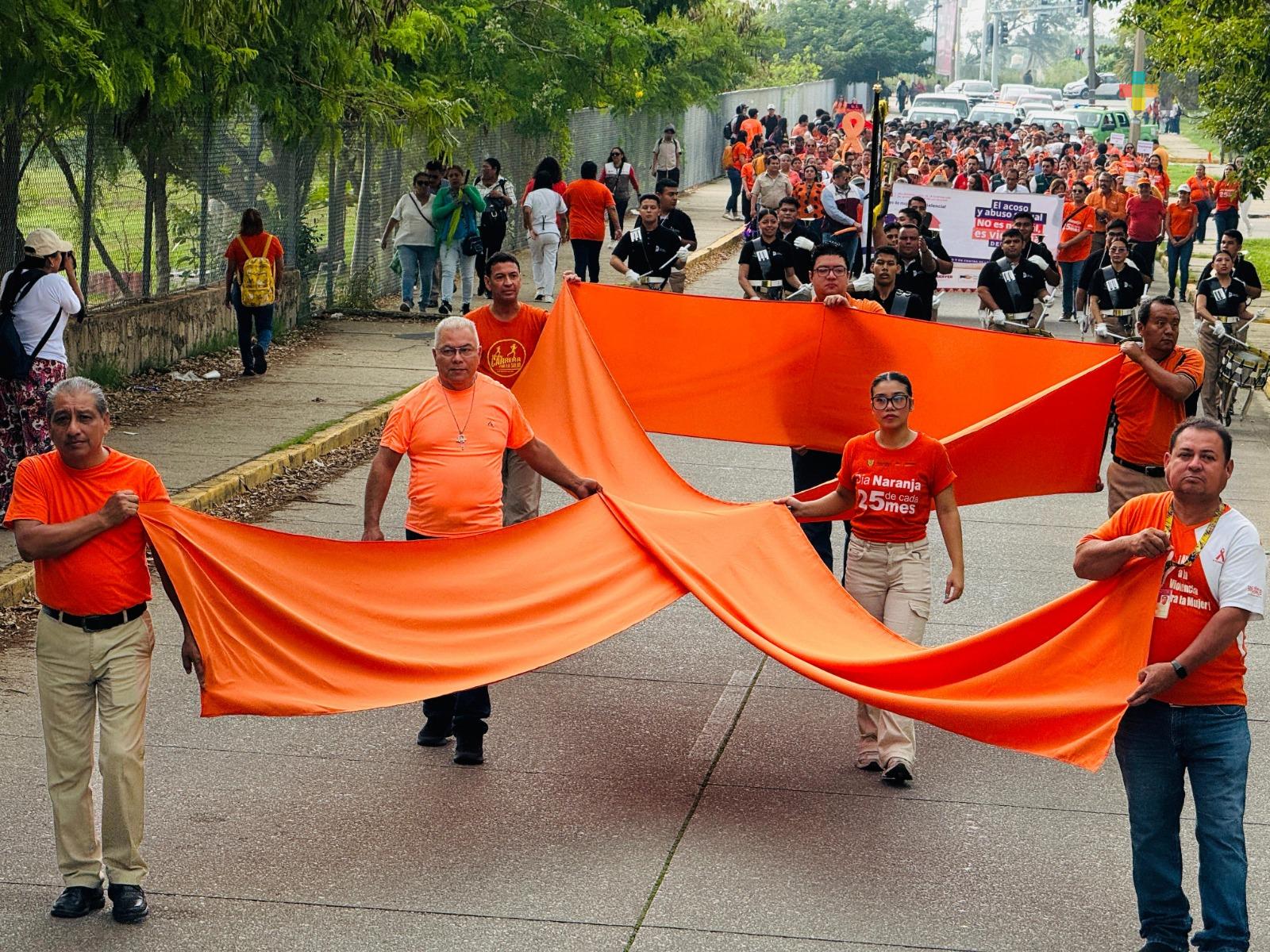 En Coatza, autoridades de salud marcharon para conmemorar el 25N