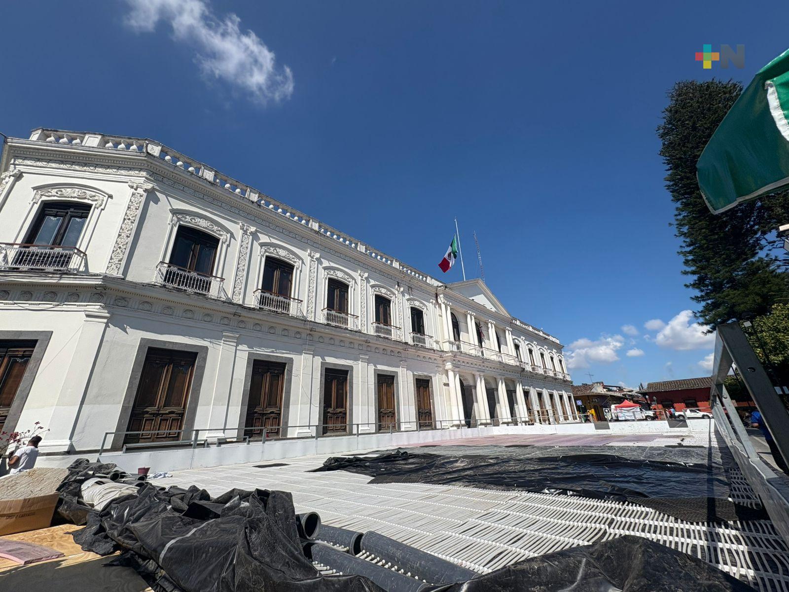 Inician instalación de pista de hielo en Coatepec