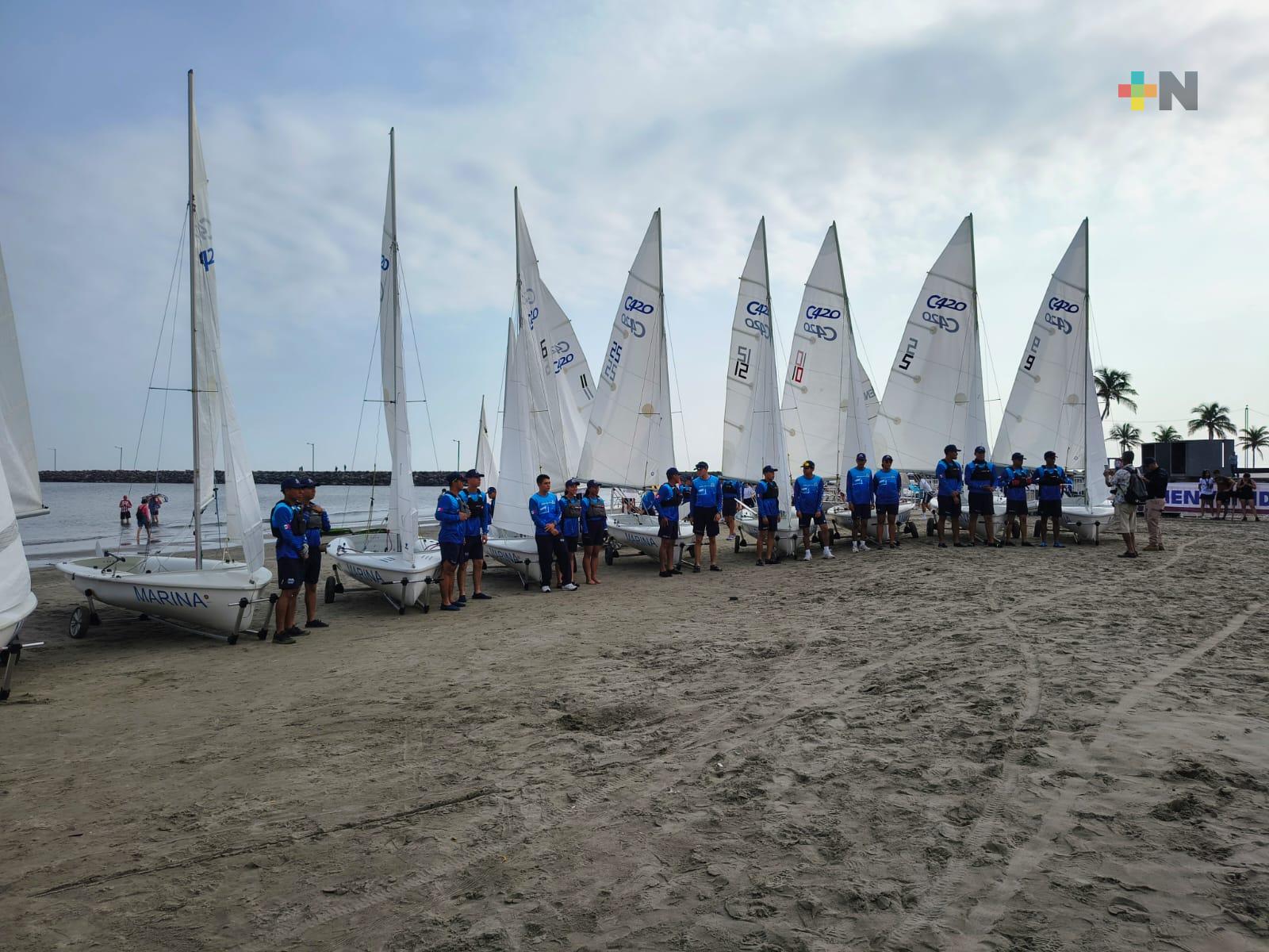 Comienza competencia de kayak y veleros en playa Regatas
