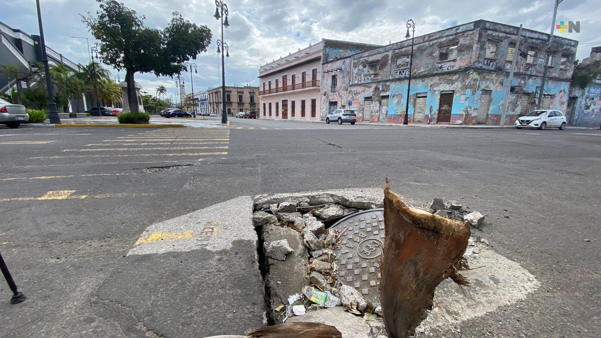 Reportan daño en tapa de registro y pavimento en calle Montesinos de Veracruz puerto