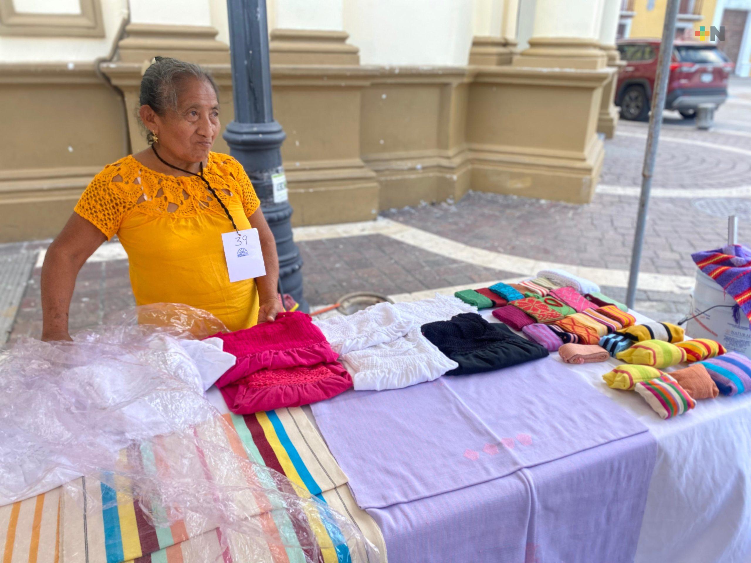 Artesana de Cosoleacaque conserva la técnica del telar de cintura